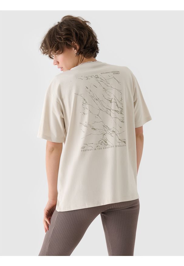 4f - 4F T-shirt oversize z nadrukiem damski - beżowy XS. Okazja: na co dzień. Kolor: beżowy. Materiał: dzianina, jersey, bawełna. Długość rękawa: krótki rękaw. Długość: krótkie. Wzór: nadruk. Styl: casual, klasyczny, sportowy