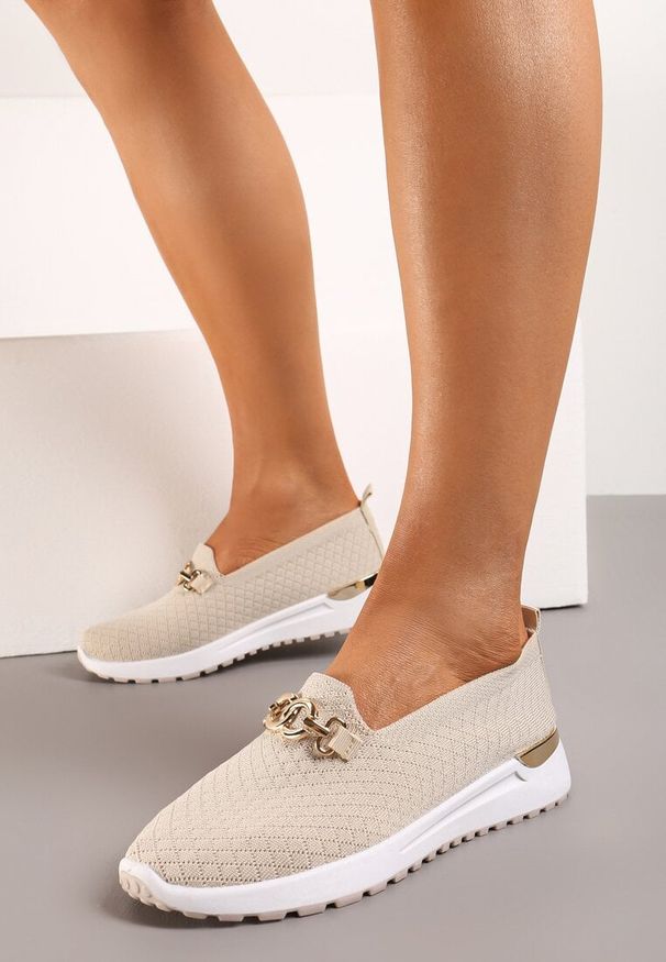Renee - Beżowe Wsuwane Półbuty w Stylu Tenisówek Ozdobione Klamrą Wiatalia. Okazja: na co dzień. Zapięcie: bez zapięcia. Kolor: beżowy. Materiał: jeans. Wzór: aplikacja. Styl: casual