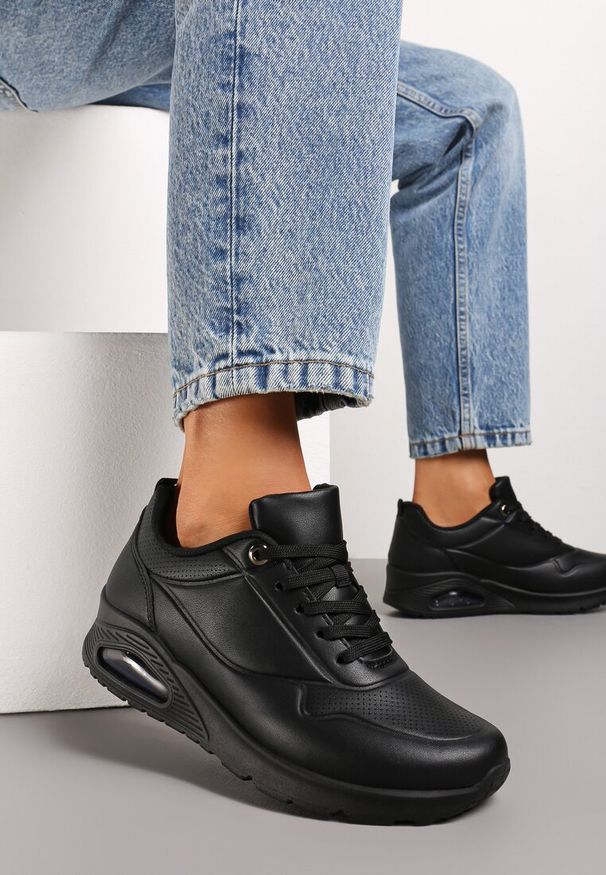 Born2be - Czarne Sneakersy z Podeszwą Air i Ozdobną Perforacją Florias. Kolor: czarny