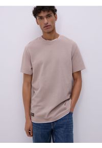 Reserved - Strukturalny t-shirt regular - beżowy. Kolor: beżowy. Materiał: dzianina, bawełna