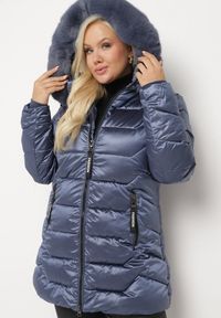 Born2be - Granatowa Kurtka z Pikowanymi Przeszyciami i Odpinanym Futerkiem przy Kapturze Vensie. Okazja: na co dzień. Kolekcja: plus size. Kolor: niebieski. Materiał: futro. Styl: klasyczny, casual, elegancki #1