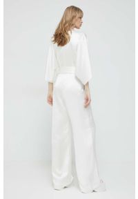 Hugo - HUGO kombinezon kolor biały z dekoltem w szpic. Okazja: na co dzień. Kolor: biały. Materiał: tkanina, poliester. Długość rękawa: krótki rękaw. Długość: krótkie. Styl: casual #7