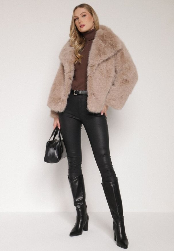Born2be - Beżowa Jednorzędowa Kurtka Futerko z Szerokim Kołnierzem Conellia. Okazja: na co dzień. Kolor: brązowy. Materiał: futro. Styl: casual, elegancki