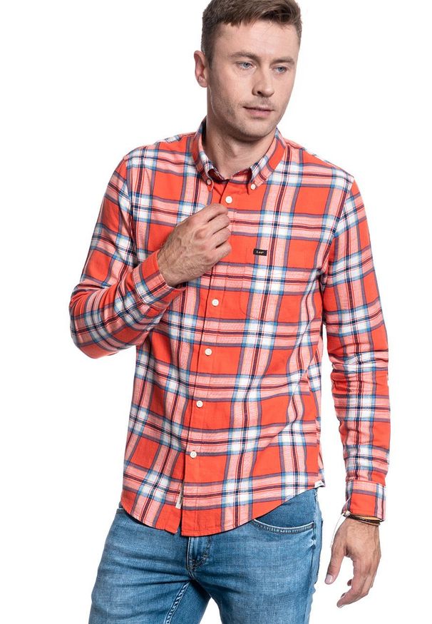 Lee - KOSZULA LEE BUTTON DOWN REGULAR LAVA RED L880ZJAF. Okazja: na co dzień. Typ kołnierza: button down. Długość rękawa: długi rękaw. Długość: długie. Styl: casual