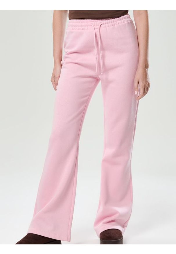 Sinsay - Spodnie flare - różowy. Kolor: różowy