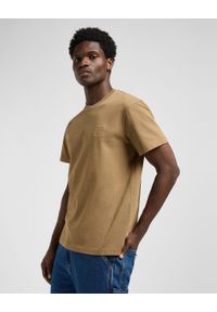 Lee - MESKA KOSZULKA LEE WW ESSENTIAL TEE DARK KHAKI 112370485. Kolor: brązowy #2