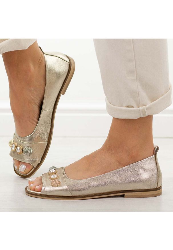 DEONI - Złote S skórzane Polskie sandały damskie z zakrytą piętą Deoni D058. Okazja: na co dzień. Kolor: złoty. Materiał: skóra. Wzór: aplikacja. Sezon: wiosna, lato. Styl: casual, elegancki, klasyczny, wizytowy