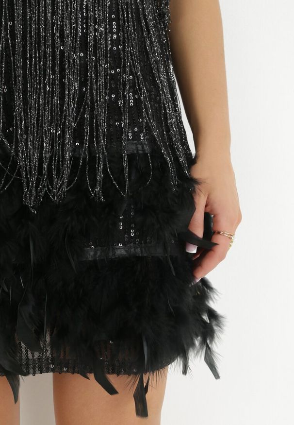 Born2be - Czarna Sukienka na Ramiączkach z Frędzlami w Cyrkonie i Piórami Mistina. Kolor: czarny. Materiał: materiał. Długość rękawa: na ramiączkach. Długość: mini