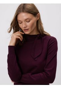 Reserved - Sweter z wiązaniem - mahoniowy. Kolor: brązowy. Materiał: wiskoza, dzianina #1