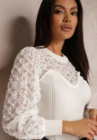Renee - Biały Sweter z Prążkowanej Dzianiny z Koronką Ule. Kolor: biały. Materiał: koronka, dzianina, prążkowany. Wzór: koronka