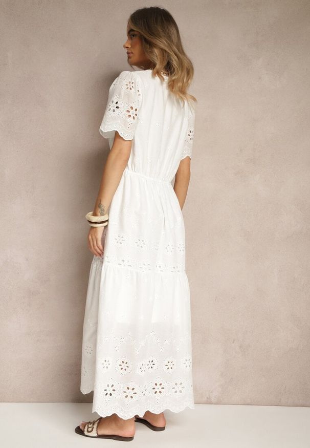 Renee - Biała Rozkloszowana Sukienka z Bawełny z Haftowanymi Zdobieniami w Stylu Boho Efrivina. Typ kołnierza: dekolt w kształcie V. Kolor: biały. Materiał: bawełna. Długość rękawa: krótki rękaw. Wzór: aplikacja, haft. Typ sukienki: rozkloszowane. Styl: boho