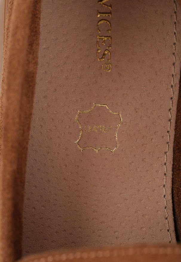 Born2be - Jasnobrązowe Lekkie Mokasyny VICES z Metalowymi Ozdobami i Skórzaną Wkladką Adrialee. Nosek buta: okrągły. Kolor: brązowy. Materiał: skóra. Wzór: aplikacja. Obcas: na obcasie. Styl: klasyczny. Wysokość obcasa: niski