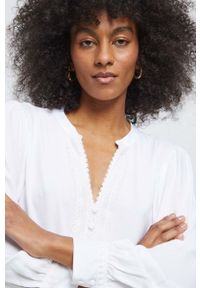 medicine - Medicine bluzka damska kolor biały z aplikacją. Kolor: biały. Materiał: koronka. Długość rękawa: długi rękaw. Długość: długie. Wzór: aplikacja #1