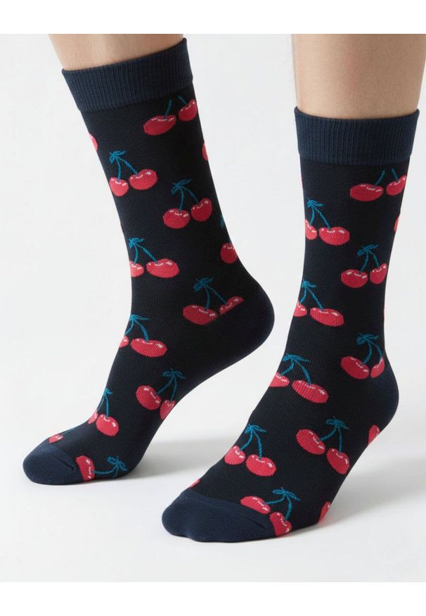 His Story - Tematyczne Skarpetki Bawełniane - Wiśnie na Granatowym Tle. Kolor: niebieski. Materiał: elastan, bawełna, poliamid
