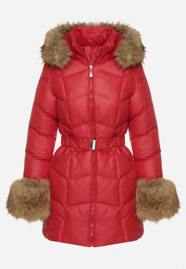 Born2be - Czerwona Pikowana Kurtka z Paskiem i Kapturem Zdobiona Futerkiem Olunelia. Okazja: na co dzień. Kolor: czerwony. Materiał: futro. Wzór: aplikacja. Styl: klasyczny, casual, elegancki
