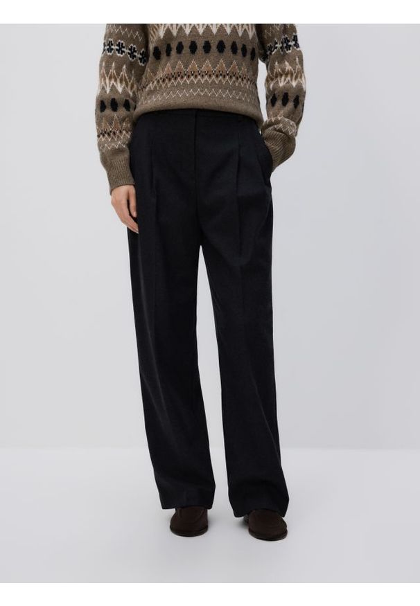 Reserved - Spodnie w kant z wełną - ciemnoszary. Kolor: szary. Materiał: wełna