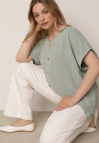 Born2be - Jasnozielona Bluzka z Bawełną o Nietoperzowym Kroju z Guzikami Mistwin. Okazja: do pracy, na co dzień. Kolor: zielony. Materiał: bawełna. Styl: klasyczny, casual #3