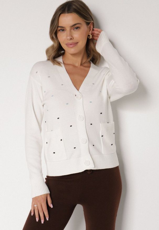 Born2be - Biały Rozpinany Kardigan w Kropki Tusvanea. Okazja: na co dzień. Kolor: biały. Materiał: jeans. Wzór: kropki. Styl: klasyczny, casual