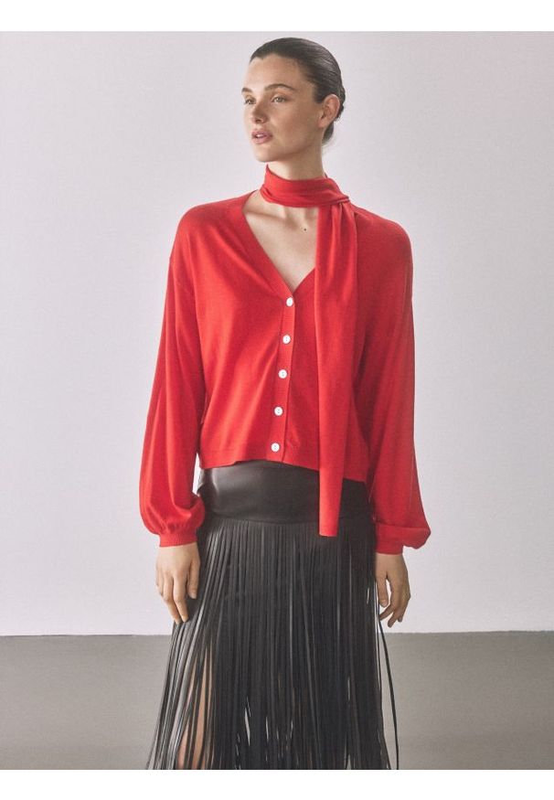 Reserved - Sweter z szalem - czerwony. Kolor: czerwony. Materiał: dzianina, wełna