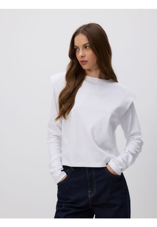 Reserved - Longsleeve z poduszkami na ramionach - złamana biel. Materiał: bawełna. Długość rękawa: długi rękaw