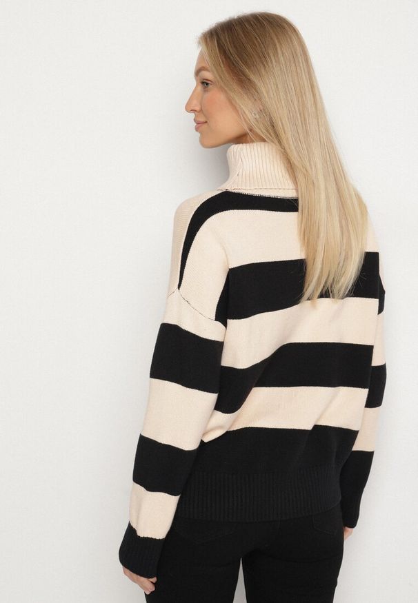 Born2be - Czarno-Beżowy Golf z Geometrycznym Wzorem w Paski Eminerria. Okazja: do pracy, na spacer, na co dzień, na spotkanie biznesowe. Typ kołnierza: golf. Kolor: czarny. Materiał: jeans. Wzór: paski, geometria. Styl: casual, biznesowy