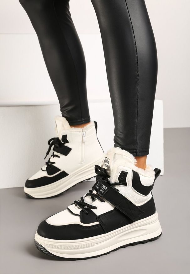 Renee - Beżowo-Czarne Płaskie Sneakersy za Kostkę z Ociepleniem Riavielle. Okazja: na co dzień. Nosek buta: okrągły. Zapięcie: zamek. Kolor: beżowy. Szerokość cholewki: normalna. Wysokość cholewki: za kostkę. Materiał: futro, jeans. Sezon: zima. Obcas: na obcasie. Wysokość obcasa: niski