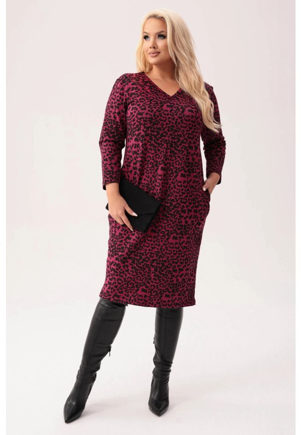 Moda Size Plus Iwanek - Bordowa dresowa sukienka Leona w panterkę - wygoda w modnym wydaniu PLUS SIZE XXL. Okazja: na co dzień. Kolekcja: plus size. Kolor: czerwony. Materiał: dresówka. Wzór: motyw zwierzęcy. Typ sukienki: dla puszystych. Styl: casual, elegancki, sportowy