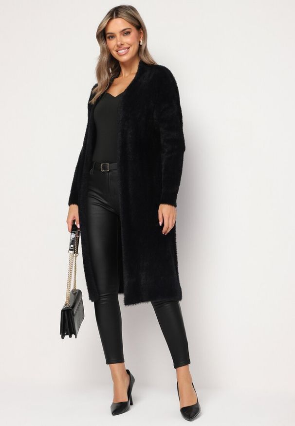 Born2be - Czarny Puchaty Klasyczny Kardigan o Długim Kroju z Wełną Mevanda. Okazja: na co dzień. Kolor: czarny. Materiał: wełna. Długość rękawa: długi rękaw. Długość: długie. Styl: klasyczny