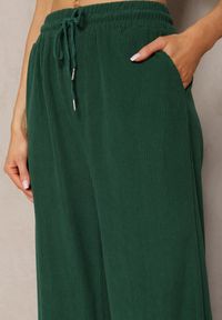 Renee - Ciemnozielone Szerokie Spodnie o Prążkowanym Kroju z Gumką w Pasie Jovulla. Kolor: zielony. Materiał: prążkowany #2