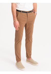 Ombre Clothing - Spodnie męskie chino z ozdobną taśmą w pasie – brązowe V4 OM-PACP-0118 - XXL. Okazja: na co dzień. Kolor: brązowy. Materiał: elastan, bawełna. Styl: casual