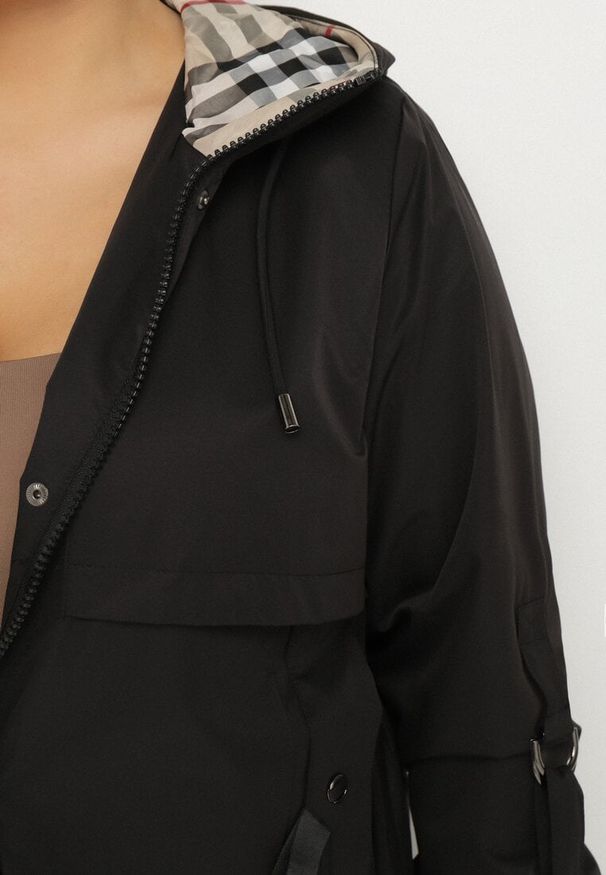 Born2be - Czarna Kurtka Parka z Kapturem i Kieszeniami Eradilla. Okazja: na co dzień, na spacer. Typ kołnierza: kaptur. Kolekcja: plus size. Kolor: czarny. Długość rękawa: długi rękaw. Długość: długie. Wzór: aplikacja. Styl: klasyczny, casual, elegancki