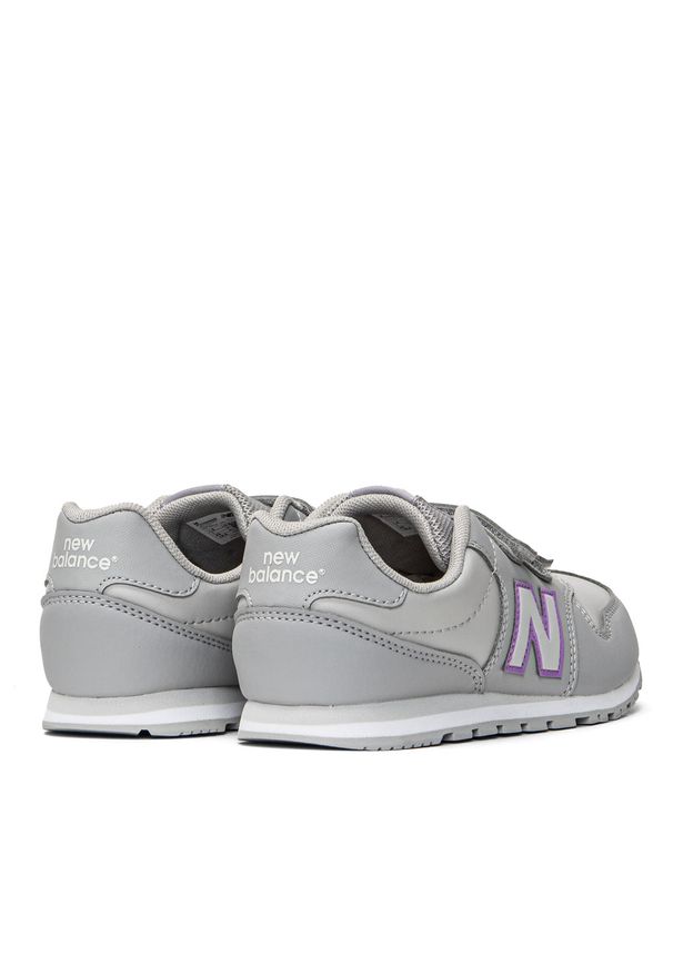 Sneakersy dziecięce szare New Balance PV500WNG. Kolor: szary. Materiał: syntetyk, zamsz. Szerokość cholewki: normalna. Model: New Balance 996