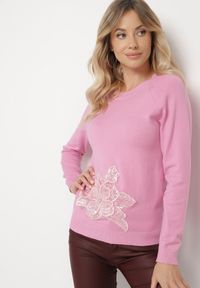 Born2be - Różowy Sweter Ozdobiony Cekinami Koralikami i Cyrkoniami w Kształcie Kwiatka Romiella. Okazja: na co dzień. Kolor: różowy. Materiał: jeans. Wzór: aplikacja, kwiaty. Styl: klasyczny, casual, elegancki