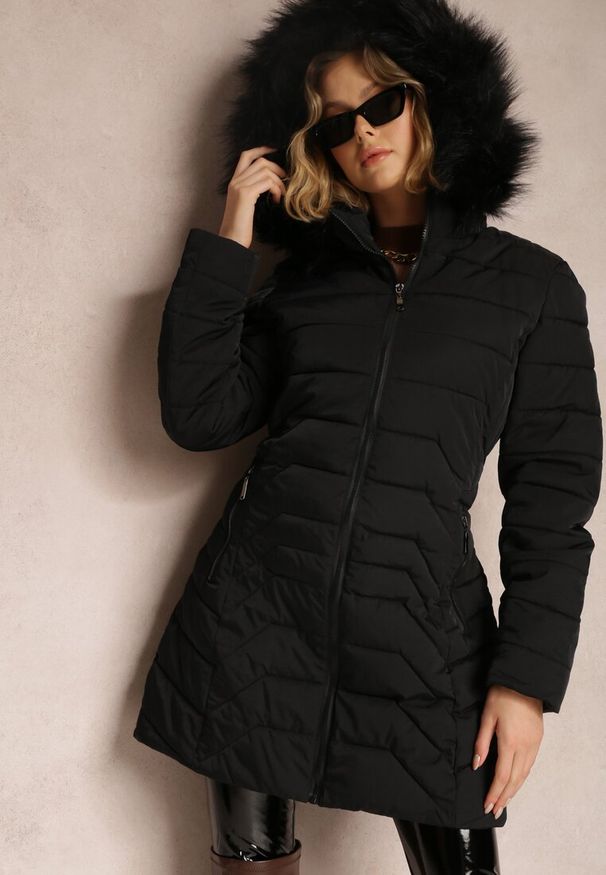 Renee - Czarna Kurtka Do Kolan z Kapturem i Pikowaniem Blabe. Typ kołnierza: kaptur. Kolor: czarny. Materiał: futro. Długość: do kolan. Wzór: aplikacja