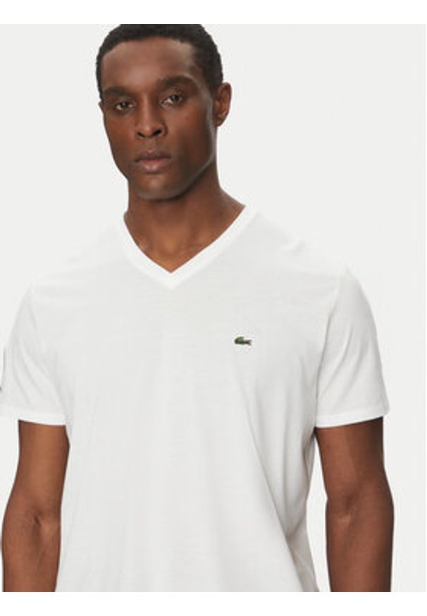 Lacoste T-Shirt TH6710 Biały Regular Fit. Kolor: biały. Materiał: bawełna