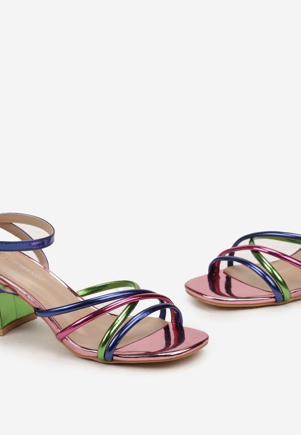 Renee - Zielone Lakierowane Sandały na Niewysokim Obcasie z Cienkimi Paskami Jardia. Okazja: na randkę. Zapięcie: pasek. Kolor: zielony. Materiał: lakier. Obcas: na obcasie. Wysokość obcasa: średni