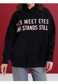 Sinsay - Bluza hoodie z napisem - czarny. Kolor: czarny. Wzór: napisy #1