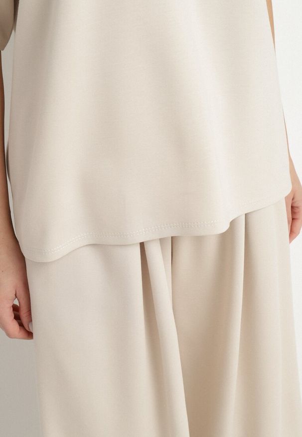 Born2be - Jasnobeżowy Komplet z Wiskozą Szerokie Spodnie i Bluzka z Dekoltem w Serek Zeilora. Kolor: beżowy. Materiał: wiskoza