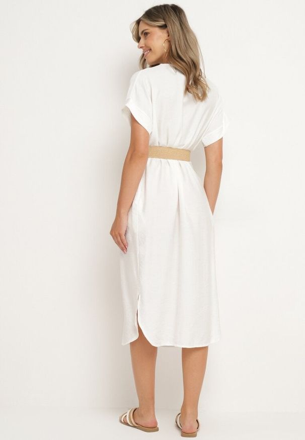 Born2be - Biała Wiskozowa Sukienka z Paskiem Ozdobionym Plecionką i Klamrą Mlevena. Typ kołnierza: dekolt w kształcie V. Kolekcja: plus size. Kolor: biały. Materiał: wiskoza. Długość rękawa: krótki rękaw. Wzór: aplikacja. Typ sukienki: dla puszystych. Styl: elegancki