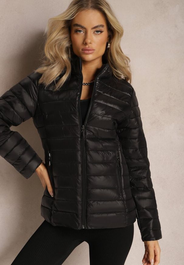 Renee - Czarna Przejściowa Kurtka Pikowana z Zasuwanymi Kieszeniami Asethalia. Typ kołnierza: bez kaptura. Kolor: czarny. Materiał: jeans. Wzór: aplikacja. Styl: klasyczny