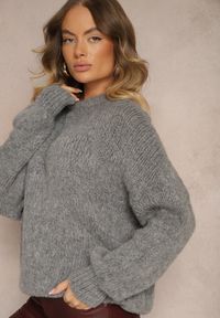 Renee - Ciemnoszary Klasyczny Sweter z Wełną i Wiskozą o Luźnym Kroju Omethea. Okazja: na co dzień, na spacer. Kolor: szary. Materiał: wełna, wiskoza. Długość rękawa: długi rękaw. Długość: długie. Styl: klasyczny #5