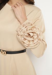 Born2be - Beżowa Sukienka Wieczorowa Ozdobiona Paskiem i Kwiatami 3D Temarita. Kolor: beżowy. Wzór: aplikacja, kwiaty. Styl: wizytowy #6