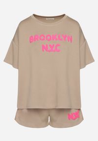 Born2be - Ciemnobeżowy Komplet Oversize z Wiskozą T-shirt i Szorty z Nadrukiem Liravella. Kolor: beżowy. Materiał: wiskoza. Wzór: nadruk