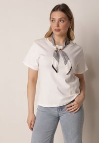 Born2be - Biały T-shirt z Bawełny w Klasycznym Stylu z Apaszką Bluestel. Okazja: do pracy, na co dzień, na spotkanie biznesowe. Kolor: biały. Materiał: bawełna. Długość: długie. Styl: klasyczny #1