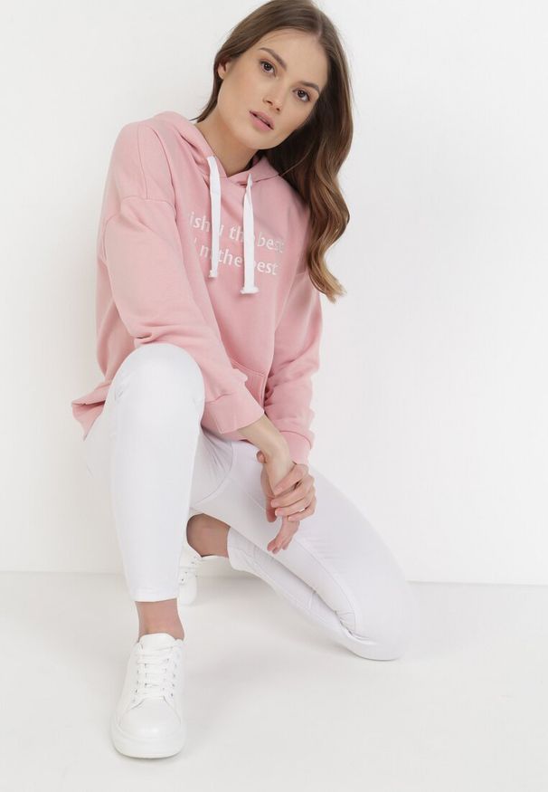 Born2be - Jasnoróżowa Bluza Corradenah. Okazja: na co dzień. Typ kołnierza: kaptur. Kolor: różowy. Wzór: haft, napisy. Styl: klasyczny, casual