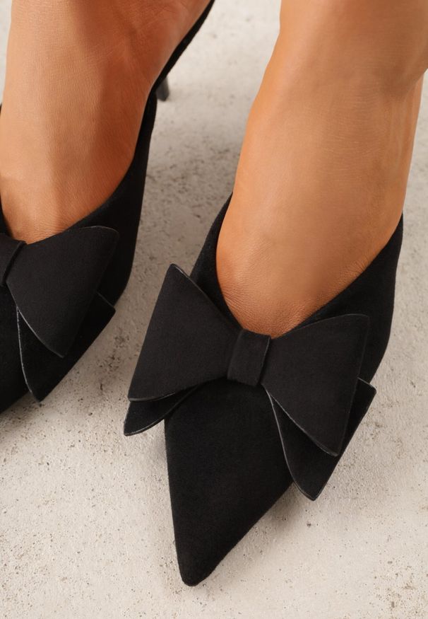 Born2be - Czarne Klapki na Szpilce Typu Mule Ozdobione Kokardką Lorailea. Okazja: na co dzień. Kolor: czarny. Wzór: aplikacja. Obcas: na szpilce. Styl: elegancki, casual, klasyczny