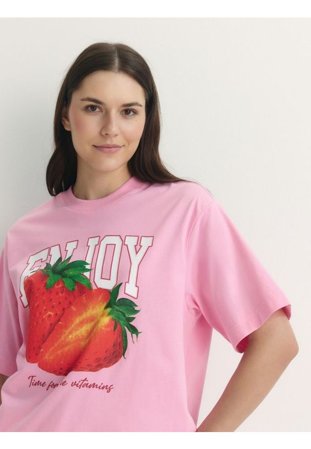 Reserved - T-shirt regular z nadrukiem - różowy. Kolor: różowy. Materiał: dzianina, bawełna. Wzór: nadruk