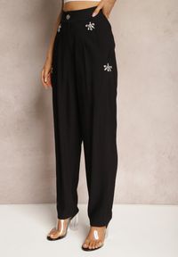 Renee - Czarne Spodnie High Waist Ozdobione Cyrkoniami Sajara. Stan: podwyższony. Kolor: czarny. Materiał: tkanina. Wzór: aplikacja. Sezon: lato #4