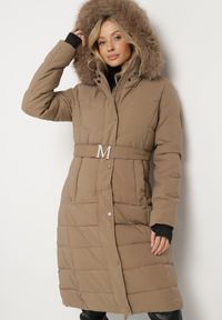 Born2be - Ciemnobeżowa Kurtka o Długim Fasonie z Paskiem i Odpinanym Futerkiem Delathra. Okazja: na co dzień, do pracy. Kolor: beżowy. Materiał: futro. Długość: długie. Styl: klasyczny, casual, elegancki #1