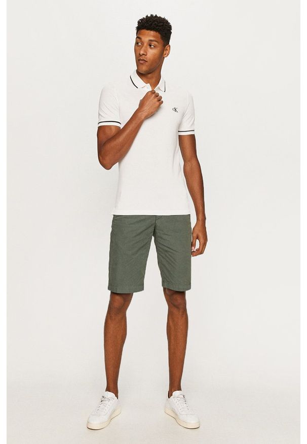 Calvin Klein Jeans - Polo. Okazja: na co dzień. Typ kołnierza: polo. Kolor: biały. Długość: krótkie. Styl: casual